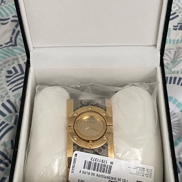 NWT Authentic Gucci Bracelet Watch Gold - Picture 9 of 11